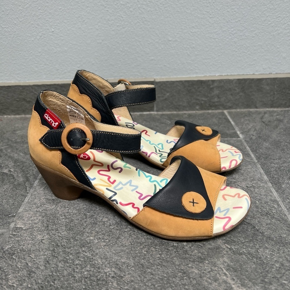 Clamp Women's Size 39 Leather Heeled Sandals Comfort Open Toe Button Accent 8.5